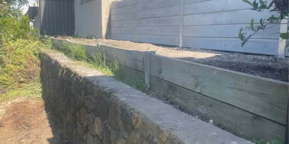 Backyard retaining walls - Hammer Excavations